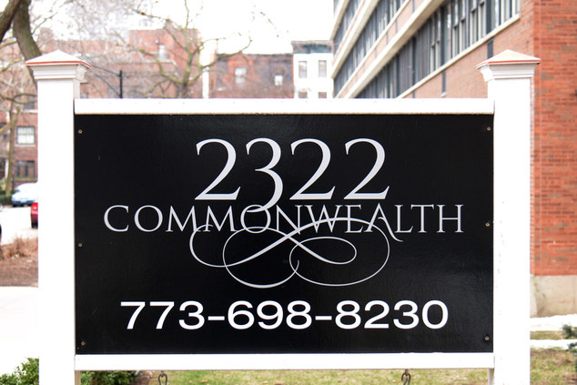2322 Commonwealth is a vintage gem in Lincoln Park, with studio and one bedrooms that include all utilities. Just a short walk away from the lakefront, enjoy being close to restaurants, shopping and the heart of Chicago.